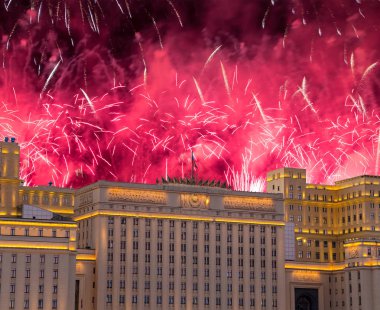 Rusya Federasyonu Savunma Bakanlığı'nın ana binası, Rusya Silahlı Kuvvetleri'nin yönetim organı ve gökyüzünde patlayan renkli havai fişekler. Moskova, Rusya Federasyonu