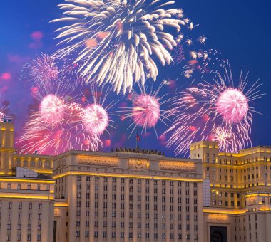 Rusya Federasyonu Savunma Bakanlığı'nın ana binası, Rusya Silahlı Kuvvetleri'nin yönetim organı ve gökyüzünde patlayan renkli havai fişekler. Moskova, Rusya Federasyonu