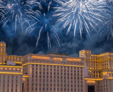 Rusya Federasyonu Savunma Bakanlığı'nın ana binası, Rusya Silahlı Kuvvetleri'nin yönetim organı ve gökyüzünde patlayan renkli havai fişekler. Moskova, Rusya Federasyonu