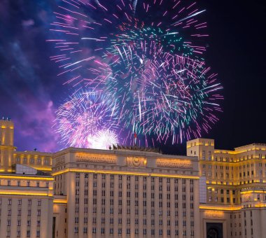 Rusya Federasyonu Savunma Bakanlığı'nın ana binası, Rusya Silahlı Kuvvetleri'nin yönetim organı ve gökyüzünde patlayan renkli havai fişekler. Moskova, Rusya Federasyonu