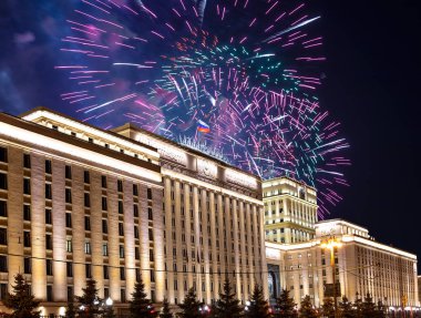 Rusya Federasyonu Savunma Bakanlığı'nın ana binası, Rusya Silahlı Kuvvetleri'nin yönetim organı ve gökyüzünde patlayan renkli havai fişekler. Moskova, Rusya Federasyonu