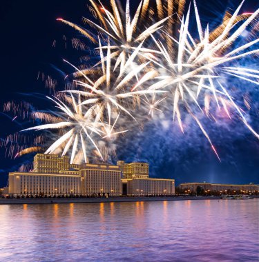 Rusya Federasyonu Savunma Bakanlığı'nın ana binası, Rusya Silahlı Kuvvetleri'nin yönetim organı ve gökyüzünde patlayan renkli havai fişekler. Moskova, Rusya Federasyonu