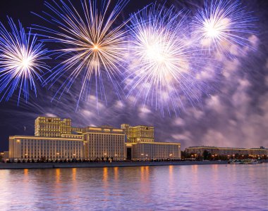 Rusya Federasyonu Savunma Bakanlığı'nın ana binası, Rusya Silahlı Kuvvetleri'nin yönetim organı ve gökyüzünde patlayan renkli havai fişekler. Moskova, Rusya Federasyonu