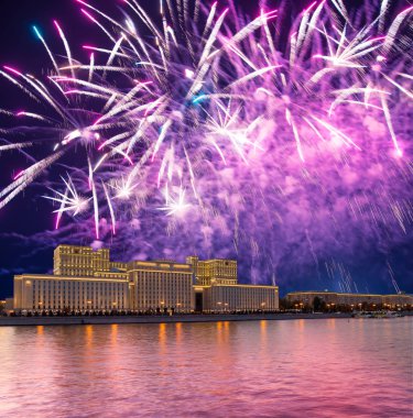 Rusya Federasyonu Savunma Bakanlığı'nın ana binası, Rusya Silahlı Kuvvetleri'nin yönetim organı ve gökyüzünde patlayan renkli havai fişekler. Moskova, Rusya Federasyonu