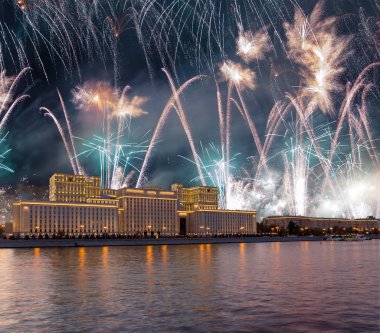 Rusya Federasyonu Savunma Bakanlığı'nın ana binası, Rusya Silahlı Kuvvetleri'nin yönetim organı ve gökyüzünde patlayan renkli havai fişekler. Moskova, Rusya Federasyonu
