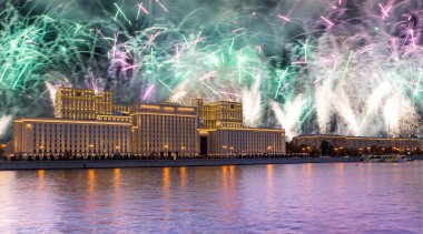 Rusya Federasyonu Savunma Bakanlığı'nın ana binası, Rusya Silahlı Kuvvetleri'nin yönetim organı ve gökyüzünde patlayan renkli havai fişekler. Moskova, Rusya Federasyonu