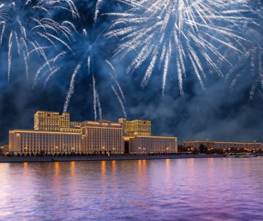 Rusya Federasyonu Savunma Bakanlığı'nın ana binası, Rusya Silahlı Kuvvetleri'nin yönetim organı ve gökyüzünde patlayan renkli havai fişekler. Moskova, Rusya Federasyonu