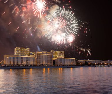 Rusya Federasyonu Savunma Bakanlığı'nın ana binası, Rusya Silahlı Kuvvetleri'nin yönetim organı ve gökyüzünde patlayan renkli havai fişekler. Moskova, Rusya Federasyonu