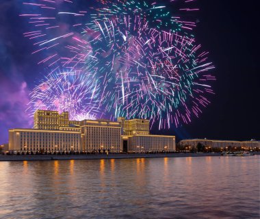 Rusya Federasyonu Savunma Bakanlığı'nın ana binası, Rusya Silahlı Kuvvetleri'nin yönetim organı ve gökyüzünde patlayan renkli havai fişekler. Moskova, Rusya Federasyonu