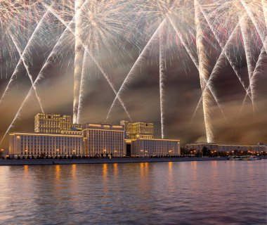 Rusya Federasyonu Savunma Bakanlığı'nın ana binası, Rusya Silahlı Kuvvetleri'nin yönetim organı ve gökyüzünde patlayan renkli havai fişekler. Moskova, Rusya Federasyonu