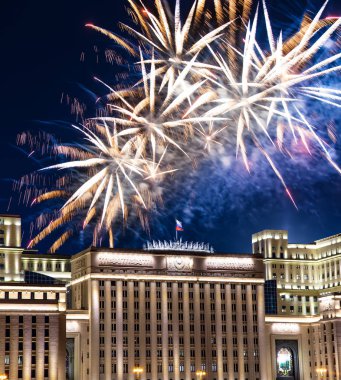 Rusya Federasyonu Savunma Bakanlığı'nın ana binası, Rusya Silahlı Kuvvetleri'nin yönetim organı ve gökyüzünde patlayan renkli havai fişekler. Moskova, Rusya Federasyonu