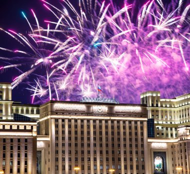 Rusya Federasyonu Savunma Bakanlığı'nın ana binası, Rusya Silahlı Kuvvetleri'nin yönetim organı ve gökyüzünde patlayan renkli havai fişekler. Moskova, Rusya Federasyonu