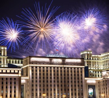 Rusya Federasyonu Savunma Bakanlığı'nın ana binası, Rusya Silahlı Kuvvetleri'nin yönetim organı ve gökyüzünde patlayan renkli havai fişekler. Moskova, Rusya Federasyonu