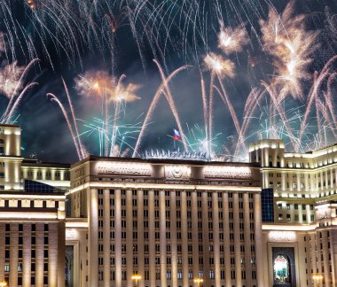 Rusya Federasyonu Savunma Bakanlığı'nın ana binası, Rusya Silahlı Kuvvetleri'nin yönetim organı ve gökyüzünde patlayan renkli havai fişekler. Moskova, Rusya Federasyonu