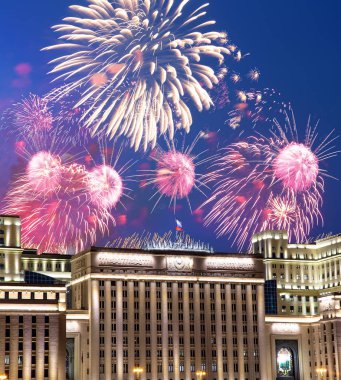 Rusya Federasyonu Savunma Bakanlığı'nın ana binası, Rusya Silahlı Kuvvetleri'nin yönetim organı ve gökyüzünde patlayan renkli havai fişekler. Moskova, Rusya Federasyonu