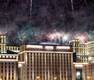 Rusya Federasyonu Savunma Bakanlığı'nın ana binası, Rusya Silahlı Kuvvetleri'nin yönetim organı ve gökyüzünde patlayan renkli havai fişekler. Moskova, Rusya Federasyonu