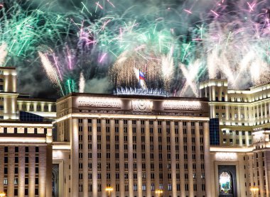 Rusya Federasyonu Savunma Bakanlığı'nın ana binası, Rusya Silahlı Kuvvetleri'nin yönetim organı ve gökyüzünde patlayan renkli havai fişekler. Moskova, Rusya Federasyonu