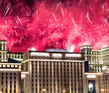 Rusya Federasyonu Savunma Bakanlığı'nın ana binası, Rusya Silahlı Kuvvetleri'nin yönetim organı ve gökyüzünde patlayan renkli havai fişekler. Moskova, Rusya Federasyonu