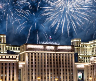 Rusya Federasyonu Savunma Bakanlığı'nın ana binası, Rusya Silahlı Kuvvetleri'nin yönetim organı ve gökyüzünde patlayan renkli havai fişekler. Moskova, Rusya Federasyonu