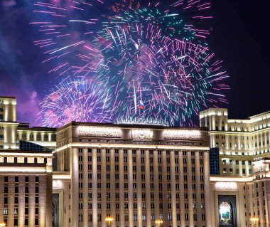 Rusya Federasyonu Savunma Bakanlığı'nın ana binası, Rusya Silahlı Kuvvetleri'nin yönetim organı ve gökyüzünde patlayan renkli havai fişekler. Moskova, Rusya Federasyonu