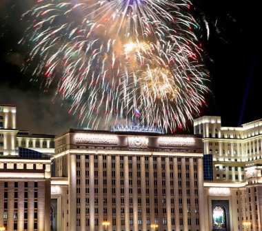 Rusya Federasyonu Savunma Bakanlığı'nın ana binası, Rusya Silahlı Kuvvetleri'nin yönetim organı ve gökyüzünde patlayan renkli havai fişekler. Moskova, Rusya Federasyonu