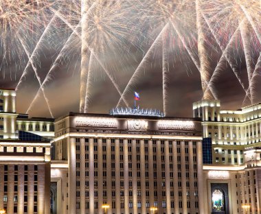 Rusya Federasyonu Savunma Bakanlığı'nın ana binası, Rusya Silahlı Kuvvetleri'nin yönetim organı ve gökyüzünde patlayan renkli havai fişekler. Moskova, Rusya Federasyonu