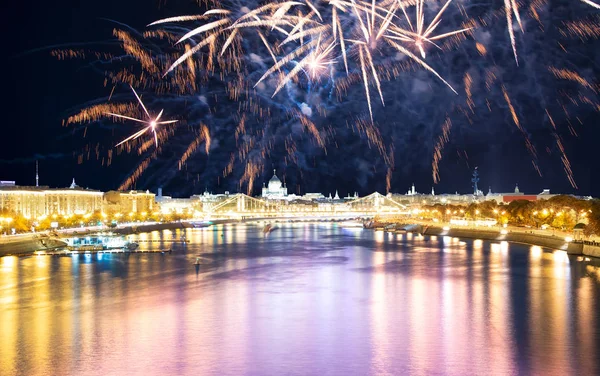 モスクワ川と空で爆発するお祝いのカラフルな花火と堤防 モスクワ ロシア — ストック写真