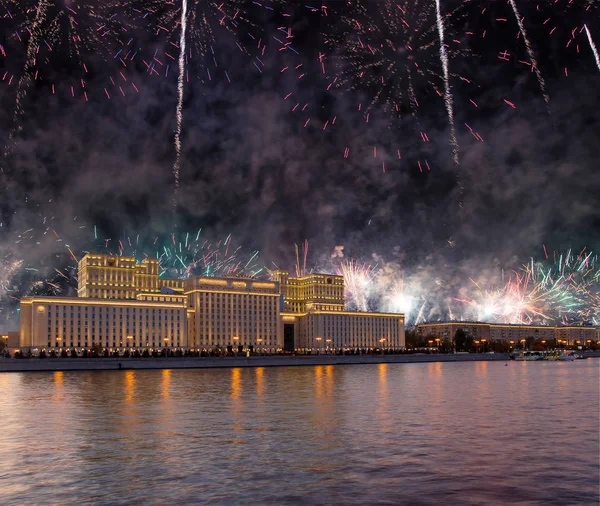Rusya Federasyonu Savunma Bakanlığı'nın ana binası, Rusya Silahlı Kuvvetleri'nin yönetim organı ve gökyüzünde patlayan renkli havai fişekler. Moskova, Rusya Federasyonu