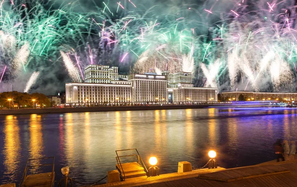 俄罗斯联邦国防部主楼是俄罗斯武装部队的管理机构 庆祝五颜六色的烟花在天空中爆炸 莫斯科 俄罗斯 免版税图库照片