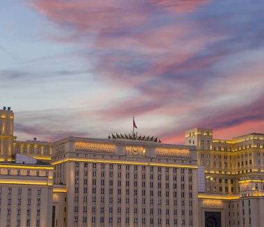 Rusya Federasyonu Savunma Bakanlığı'nın (Minoboron) ana binası, gece leyin Rus Silahlı Kuvvetleri'nin yönetim organıdır. Moskova, Rusya Federasyonu