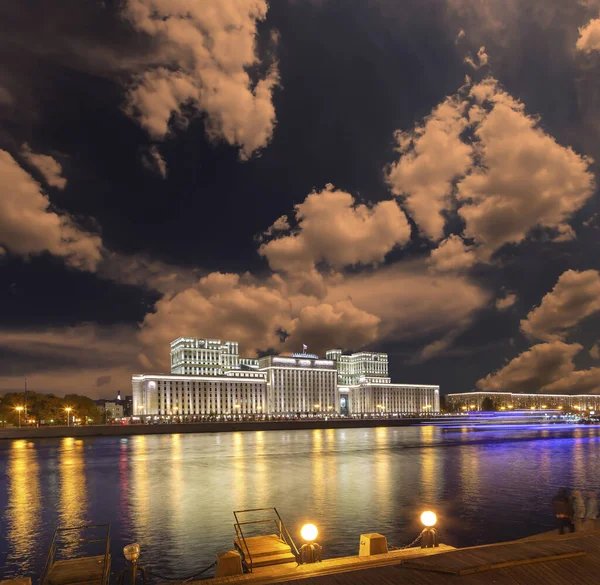 Κεντρικό Κτίριο Του Υπουργείου Αμύνης Της Ρωσικής Ομοσπονδίας Minoboron Νύχτα — Φωτογραφία Αρχείου