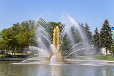 Moskova, Rusya - 20 Ağustos 2019: Vdnh parkında Kamensky gölet üzerinde Altın Başak çeşme. Vdnkh (ayrıca All-Russian Exhibition Center olarak da adlandırılır) Moskova, Rusya'da kalıcı bir genel amaçlı ticaret fuarı