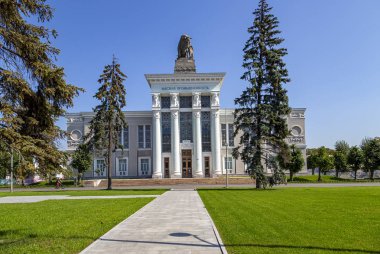 Moskova, Rusya - 20 Ağustos 2019: Vdnkh (Tüm Rusya Sergi Merkezi, ayrıca Tüm Rusya Sergi Merkezi olarak da adlandırılır) sınırları içinde yer alan yerler Rusya'nın Moskova kentinde düzenlenen kalıcı bir genel amaçlı fuardır. Et endüstrisi pavyonu (Rusça yazılmış)