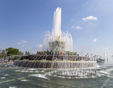 Moskova, Rusya - 20 Ağustos 2019: Moskova'daki Vdnkh'de Çeşme TaşLı Çiçek. Vdnkh (ayrıca All-Russian Exhibition Center olarak da adlandırılır) Moskova, Rusya'da kalıcı bir genel amaçlı ticaret fuarı   