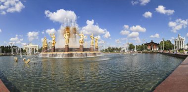 Moskova, Rusya - 20 Ağustos 2019: Moskova'daki Vdnkh'de Çeşme TaşLı Çiçek. Vdnkh (ayrıca All-Russian Exhibition Center olarak da adlandırılır) Moskova, Rusya'da kalıcı bir genel amaçlı ticaret fuarı   