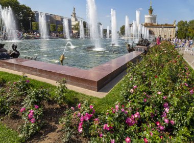 Moskova, Rusya - 20 Ağustos 2019: Moskova'daki Vdnkh'de Çeşme TaşLı Çiçek. Vdnkh (ayrıca All-Russian Exhibition Center olarak da adlandırılır) Moskova, Rusya'da kalıcı bir genel amaçlı ticaret fuarı   