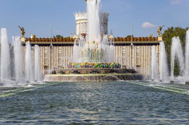 Çeşme VDKNh Moskova'da taş çiçeklere. Kalıcı bir genel amaçlı fuar, Moskova, Rusya (tüm Rusya Fuar alanı olarak da adlandırılır) VDKNh olduğunu   