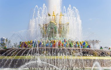 Çeşme VDKNh Moskova'da taş çiçeklere. Kalıcı bir genel amaçlı fuar, Moskova, Rusya (tüm Rusya Fuar alanı olarak da adlandırılır) VDKNh olduğunu 