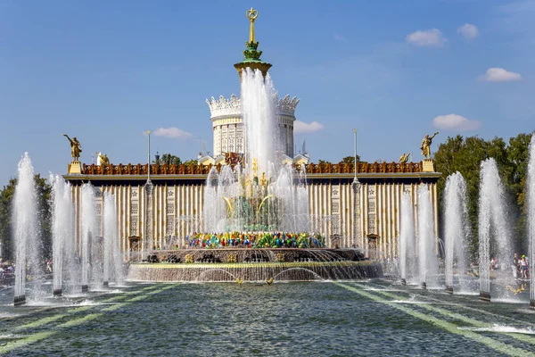 Moskova, Rusya - 20 Ağustos 2019: Moskova'daki Vdnkh'de Çeşme TaşLı Çiçek. Vdnkh (ayrıca All-Russian Exhibition Center olarak da adlandırılır) Moskova, Rusya'da kalıcı bir genel amaçlı ticaret fuarı   