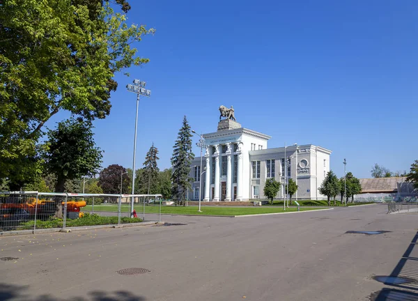 Vdnkh (All-Russia Exhibition Centre, ayrıca All-Russian Exhibition Center olarak da adlandırılır) topraklarında ki simge yapılar Rusya'nın Moskova kentinde düzenlenen kalıcı bir genel amaçlı fuardır. Et endüstrisi pavyonu (Rusça yazılmış)