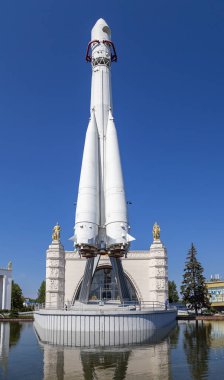 Moskova, Rusya - 23 Ağustos 2019: Rusya'nın Moskova'daki Vdnkh parkında gösterilen Vostok uzay gemisi (ilk Sovyet roketinin anıtı). Vdnh büyük bir şehir parkı, sergi merkezi ve eğlence parkı, popüler turistik dönüm noktası   