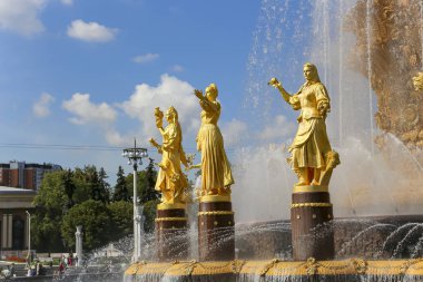 Moskova, Rusya - 23 Ağustos 2019: Milletlerin Çeşme Dostluğu(1951-54, Mimarlar K. Topuridze ve G. Konstantinovsky tarafından çeşme projesi) - Vdnkh (All-Russia Exhibition Centre), Moskova, Rusya   