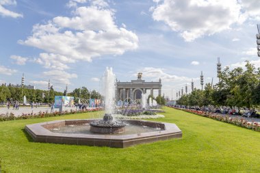 Moskova, Rusya - 23 Ağustos 2019: Vdnkh (Tüm Rusya Sergi Merkezi, Ayrıca Tüm Rusya Sergi Merkezi olarak da adlandırılır), Moskova, Rusya topraklarında ki simge yapılar.   