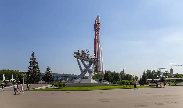 モスクワ ロシア 2019年8月20日 ロシアのモスクワのVdnkh公園で展示された宇宙船ボストーク 最初のソ連ロケットの記念碑 Vdnhは 大都市公園 エキシビションセンター 遊園地 人気の観光名所です — ストック写真