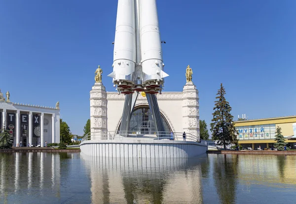 モスクワ ロシア 2019年8月23日 ロシアのモスクワのVdnkh公園で展示された宇宙船ボストーク 最初のソ連ロケットの記念碑 Vdnhは 大都市公園 エキシビションセンター 遊園地 人気の観光名所です — ストック写真