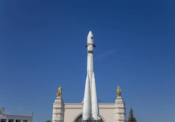 莫斯科 俄罗斯 2019年8月23日 俄罗斯莫斯科的Vdnkh公园展出了沃斯托克号宇宙飞船 苏联第一枚火箭的纪念品 Vdnh是一个大型城市公园 展览中心和游乐园 著名的旅游地标 — 图库照片