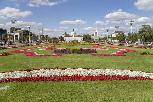Moskova, Rusya - 23 Ağustos 2019: Vdnkh (Tüm Rusya Sergi Merkezi, Ayrıca Tüm Rusya Sergi Merkezi olarak da adlandırılır), Moskova, Rusya topraklarında ki simge yapılar.   