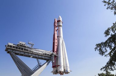 Uzay gemisi Vostok (ilk Sovyet roket anıtı) Moskova'da Vdnkh parkta gösterildi, Rusya. Vdnh büyük bir şehir parkı, sergi merkezi ve eğlence parkı, popüler turistik dönüm noktası   