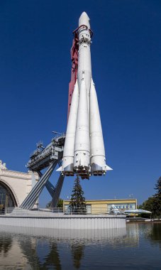 Uzay gemisi Vostok (ilk Sovyet roket anıtı) Moskova'da Vdnkh parkta gösterildi, Rusya. Vdnh büyük bir şehir parkı, sergi merkezi ve eğlence parkı, popüler turistik dönüm noktası   