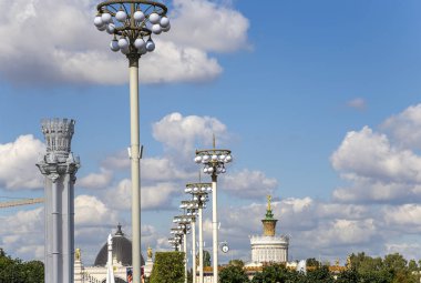 Vdnkh (Tüm Rusya Sergi Merkezi, ayrıca Tüm Rusya Sergi Merkezi olarak da adlandırılır), Moskova, Rusya topraklarında ki simge yapılar.   